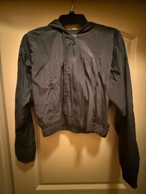 Victoria’s Secret Cropped Windbreaker Jacket Black Hooded Lightweight Medium